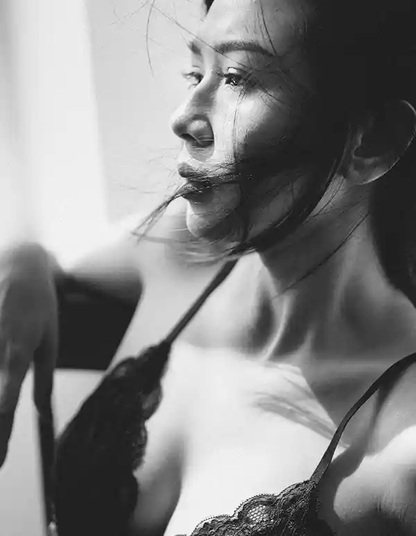 Femme-decollete-profil