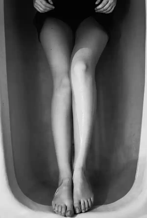 Femme-jambe-baignoire
